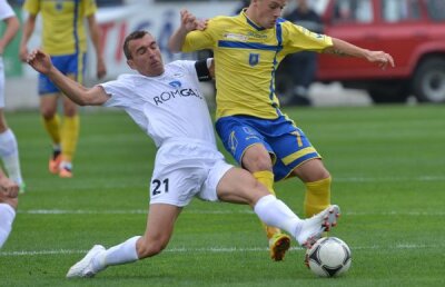 VIDEO 9 minute de fotbal, 81 de plictiseală » Tahar a decis partida penibilă dintre Corona şi Gaz Metan, 1-2, cu o superexecuţie