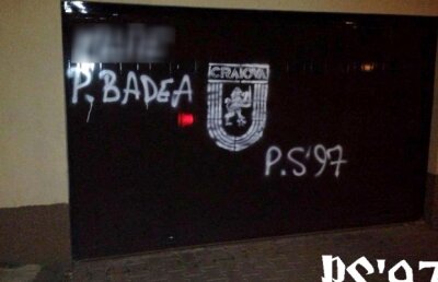 FOTO Ca la olteni, la nimeni! » Fanii Universităţii au vrut să vopsească locuinţa lui Pavel Badea, dar au nimerit la vecin :D