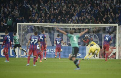 Cine a greşit: Szukala sau Tătăruşanu? » Polemică între specialişti privind vinovatul principal la golul din care Schalke a făcut 1-0