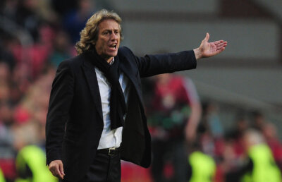 VIDEO Imagini incredibile în Portugalia » Jorge Jesus a încercat să salveze un suporter din mîinile poliţiştilor