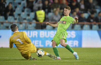 VIDEO şi FOTO » Dinamo a primit un penalty contestat de la Teo Crăciunescu! Cum ţi se pare intervenţia lui Brăneţ asupra lui Lazăr?