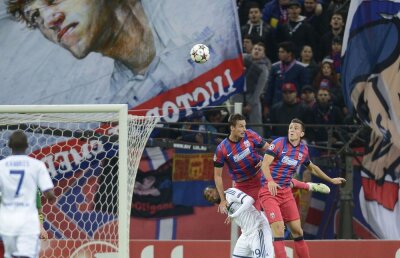 FOTO Instantaneele meciului » Chiar dacă stadionul nu s-a umplut, tribunele au fost pline de culoare