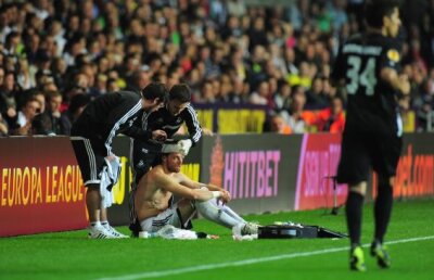 FOTO Cinci tricouri pline de sînge! » Michu, atacantul lui Swansea, lovit cu gheata-n cap la 1-0 cu St. Gall