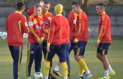 GALERIE FOTO "Tricolorii" s-au reunit » Bobîrnace şi voie bună la primul antrenament al naţionalei