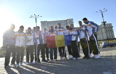 GALERIE FOTO Naţionala de minifotbal a României are un mesaj pentru echipa lui Piţurcă: ”Vrem să vă încurajăm la baraj!”