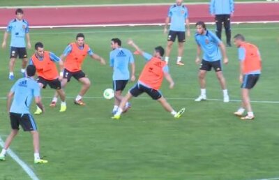 VIDEO Spectacol la antrenamentul Spaniei » Combinaţii de efect ale lui Xavi şi Isco şi parade ale lui Casillas