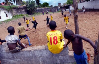 8 ani după gratii dacă joci pe stradă! Tinerii fotbalişti ameninţaţi cu închisoare de dictatorul Yahya Jammeh