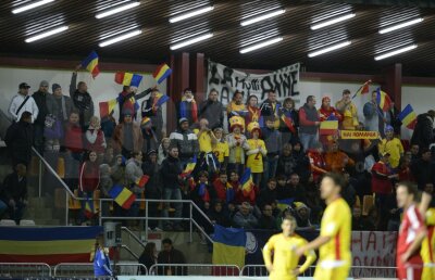 VIDEO Suporterii l-au abordat pe Piţurcă după Andorra: "Daţi-i bătaie, dacă nu, demisia, frate!"