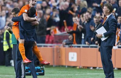 VIDEO Noi am văzut primii miracolul RvP » A debutat la "naţională" în iunie 2005, la 2-0 cu România. Azi, e golgeterul all-time al Olandei