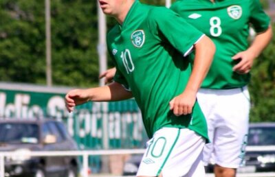 VIDEO La 17 ani, a marcat printr-un lob minunat, de la mijlocul terenului!