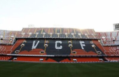 FOTO Valencia şi-a modernizat arena » Un liliac imens a pus stăpînire pe stadionul Mestalla