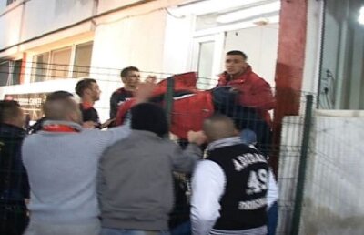 VIDEO Nervii au cedat la Galaţi » Un jucător a vrut să se bată cu suporterii şi a împins pe scări un membru al staff-ului! :O