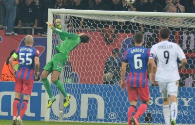 Îi creşte cota chiar şi la înfrîngeri! Stelistul care şi-a impresionat adversarii în meciurile din grupele Ligii