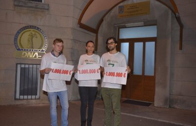 UPDATE Jocul s-a încheiat în faţa sediului DNA » Cititorii au descoperit care e suma dată dispărută din organizarea Galei Bute
