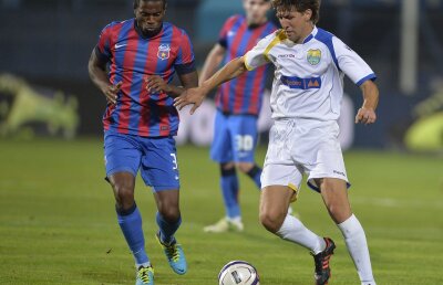 S-a orientat prost :) Varela a fost adus să acopere plecarea lui Chiricheş. Africanul vrea să joace pe altă poziţie