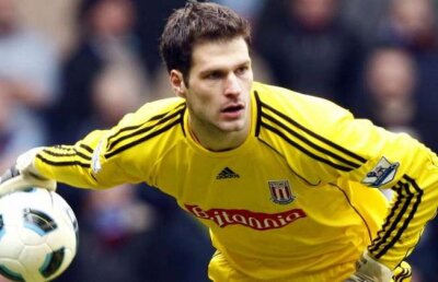 VIDEO Gol incredibil în Anglia! Portarul lui Stoke a marcat din propriul careu în secunda 14!