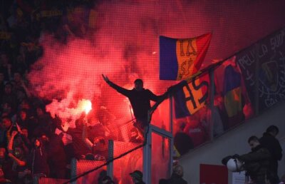 FOTO Entuziaşti şi explozivi » Cei 3.000 de fani români strînşi în sectorul rezervat oaspeţilor nu s-au lăsat copleşiţi de zecile de mii de greci