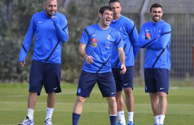 FOTO Au obţinut trei puncte :) » Antrenament lejer pentru titularii greci şi zîmbete la adresa eroului lor