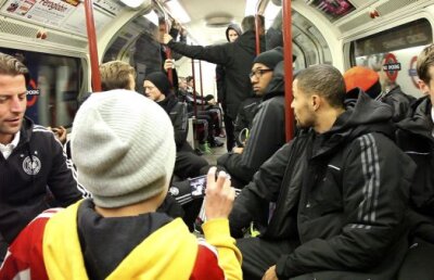 Germania Underground! » Nemţii au ”driblat” traficul din Londra luînd metroul