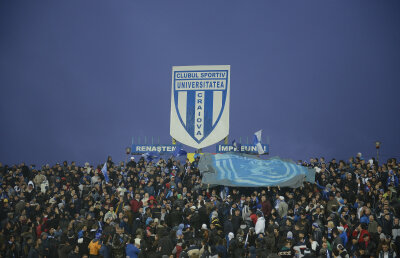 FOTO Imagini inedite oferite de derby-ul Craiovei » Oaspeţii au vrut să acopere emblema gazdelor cu un steag uriaş :D