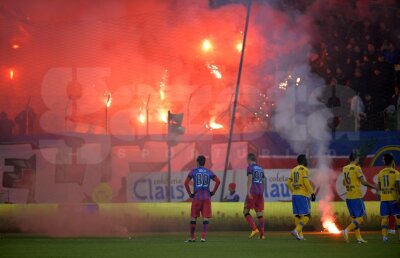 FOTO şi VIDEO Steaua - Petrolul, oprit 3 minute după ce fanii roş-albaştrilor au aruncat cu torţe în teren!