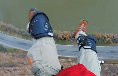 VIDEO Ceea ce trebuia să fie o săritură de plăcere s-a transformat într-o luptă pentru supravieţuire! Iar el a filmat totul