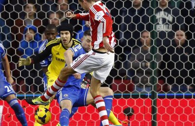 VIDEO Eroare Cech. Al 3-lea eşec » Chelsea pierde şi cu Stoke, 2-3. Urmează meciul cu Steaua