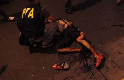 FOTO Ziua fanilor?! Ziua ororilor! » Violenţe sîngeroase şi arestări la sărbătoarea suporterilor Bocăi Juniors