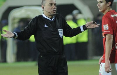VIDEO ”Cîinii”, blocaţi de arbitru » Dinamo nu a primit două penalty-uri. Porumboiu recunoaşte: ”Era clar!”