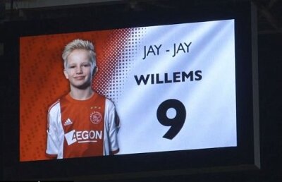 VIDEO şi FOTO Emoţionant! Un copil grav bolnav de 8 ani a semnat cu prima echipă a lui Ajax » A debutat cu NAC Breda şi a fost prezentat ca o vedetă