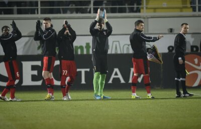 Atacul pofticioşilor » "Ciocolată şi multe dulciuri" vs "Sărmăluţe şi salată de friptură de porc" :D