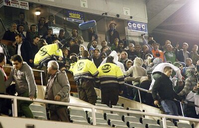 Toţi atacă preşedintele! » Jucătorii şi ultraşii de la Santander s-au răsculat împotriva şefului clubului