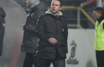 Reghecampf suspendat! » Sancţiuni şi amenzi după incidentele de la Astra - Steaua