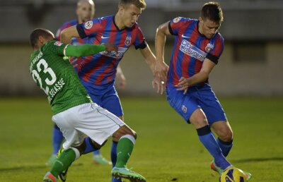 Schimbare de urgenţă la Steaua » Reghecampf a scos un jucător după mai puţin de un sfert de oră