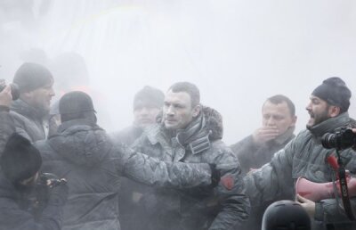 Ringul lui Vitali Kliciko » Fostul boxer a fost atacat duminică la Kiev după ce a încercat să despartă protestatarii de forţele speciale ale Guvernului