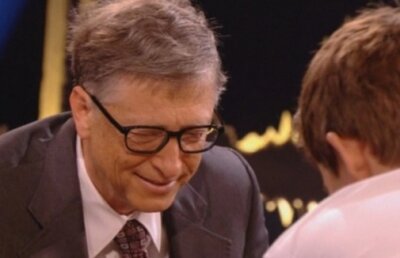 VIDEO Magnus Carlsen, campionul mondial de şah, l-a bătut pe Bill Gates în 71 de secunde şi 9 mutări!
