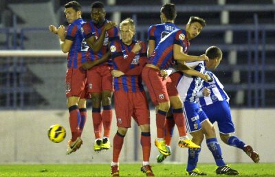 Cum risipeşte Steaua aproape 1 milion de euro » Cel mai bine plătiţi jucători nu prind primul "11" în Ghencea