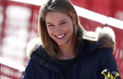 GALERIE FOTO Zîmbete pentru Bode Miller » Cea mai frumoasă soţie de la Soci şi-a făcut apariţia pe marginea pîrtiei