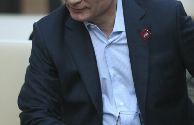 Vizită şoc la delegaţia americană de la Soci » Vladimir Putin a venit cu "damigenele" de vin :D