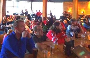 GALERIE FOTO Aşa se trăieşte sportul! » La şcoală sau la muncă, în mall sau pe stradă, toţi canadienii au urmărit semifinala de hochei cu SUA