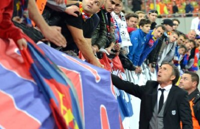 Mihai Stoica pune cenzură pe caterincă: "Nu faceţi asta, altfel rîde ăsta mic de noi" :)