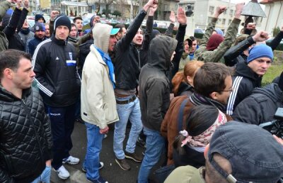 Maidanul din Bănie » Fanii le-au cerut fotbaliştilor să facă orice, dar să se prezinte la meciuri, iar ei i-au declarat război lui Adrian Mititelu