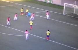 VIDEO Uitaţi de cursa lui Maradona cu Anglia! » Un ecuadorian a driblat 8 jucători şi a marcat!