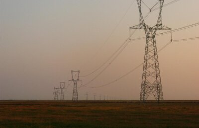 Se întîmplă în România » GSP a găsit un teren de fotbal construit chiar sub liniile de curent!