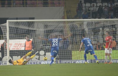 FOTO şi VIDEO "Cîinii" au fost învinşi dramatic în prelungiri, într-un meci în care Bilinski a impresionat. Dinamo - Pandurii 2-3