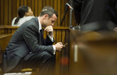 Au fost descoperite sms-uri şocante în telefoanele lui Oscar Pistorius! "Mi-e teamă de cum izbucneşti cînd sînt în preajmă", i-a scris iubita ucisă