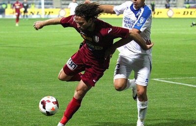 VIDEO Cine-a stins lumina? » Jocul îngrozitor dintre Pandurii şi CFR Cluj, 0-1, decis de o fază fixă în prelungiri