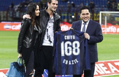 FOTO Cristi Chivu s-a retras în aplauzele fanilor de pe Giuseppe Meazza! Fostul căpitan al naţionalei a primit un tricou special de la Erick Thohir
