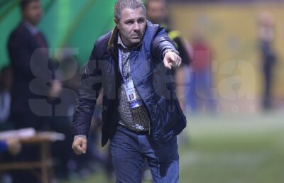 Marius Şumudică face caterincă pe tema poziţiei de secund al lui Ionuţ Chirilă: "Aş fi putut trage de volan să nu ne lovească autocarul Stelei" :D