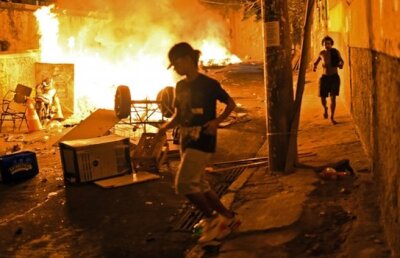 Situaţie dramatică în Brazilia cu 50 de zile înainte de Campionatul Mondial » Revolte la Copacabana soldate cu cel puţin un mort!